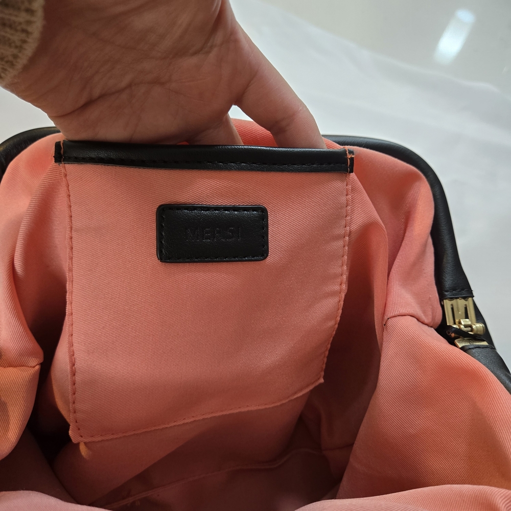 Mersi Black Leather Bag with Coral Lining - Picture 8 of 16